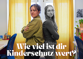Bild von zwei Shukura Kolleginnen Rücken an Rücken