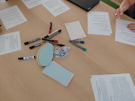 Tisch mit Notizzetteln und Stiften