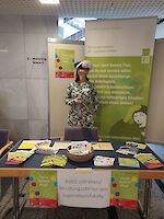 Messestand des Jobladen, Person nutzt VR-Brille