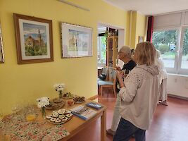 Raum mit Bilder-Ausstellung