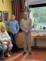 Drei Personen im Raum mit Bilder-Ausstellung