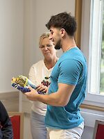 Zwei Personen, Übergabe von Präsent.