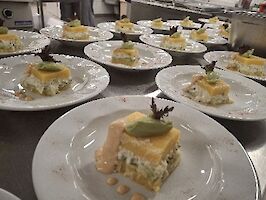 Dessertkreation auf großen Tellern.