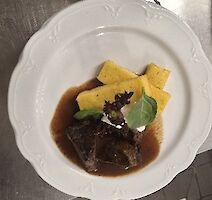 Blick auf einen schön angerichteten Teller.