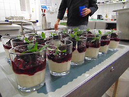 Dessert-Gläser mit weißen und roten Anteilen und Minze