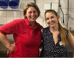 Zwei Personen lächeln in die Kamera