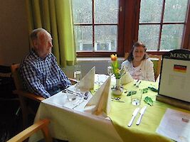 Erwartungsfrohe Gäste beim Kochevent