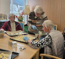 Seniorinnen bereiten Plätzchen vor.
