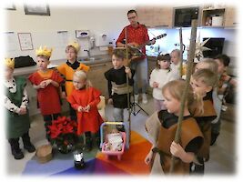 Krippenspiel von Kindern in Tagespflegeraum