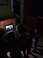 Kinder blicken auf Schattenspiel