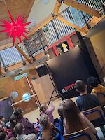 Kinder verfolgen ein Puppentheater