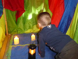 Lichter und bunte Tücher