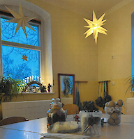 Blick in weihnachtlich dekoriertes Kita-Zimmer