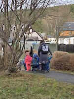 Kindergartengruppe auf einem Weg