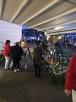 Weihnachtsmarktstände und Glücksrad