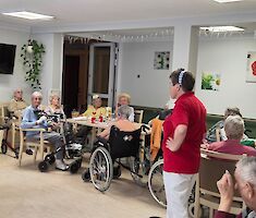 Mehrere Personen in Speisesaal