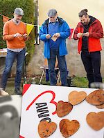 Gemeinsam wird Holz gepfeilt