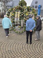 Bunt geschmückter Osterbrunnen im Erzgebirge