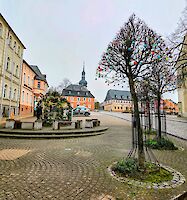 Bunt geschmückter Osterbrunnen im Erzgebirge