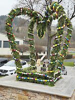 Bunt geschmückter Osterbrunnen im Erzgebirge