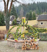 Bunt geschmückter Osterbrunnen im Erzgebirge