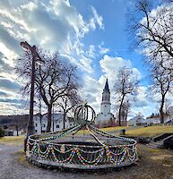 Bunt geschmückter Osterbrunnen im Erzgebirge