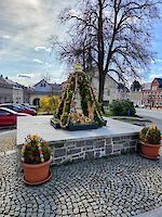 Bunt geschmückter Osterbrunnen im Erzgebirge
