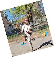 Jonglage mit drei brennenden Fackeln