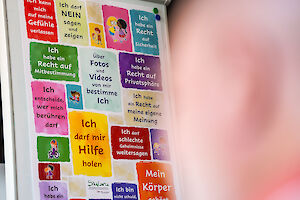Blick auf ein Plakat