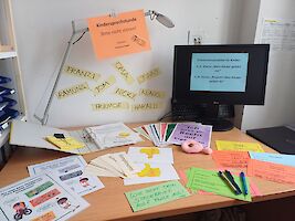 Infozettel und Stifte auf einem Tisch