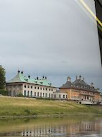 Blick auf Schloss Pilnitz von der Elbe