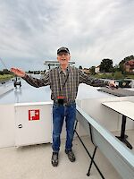 Personen auf Dampfer auf der Elbe
