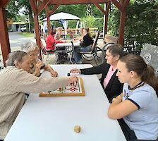 Personen Spielen ein Brettspiel