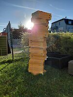 Ein Stapel Pizzakartons verdeckt die Sonne.