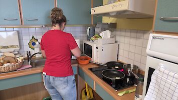 Frühstücksvorbereitung in Küche
