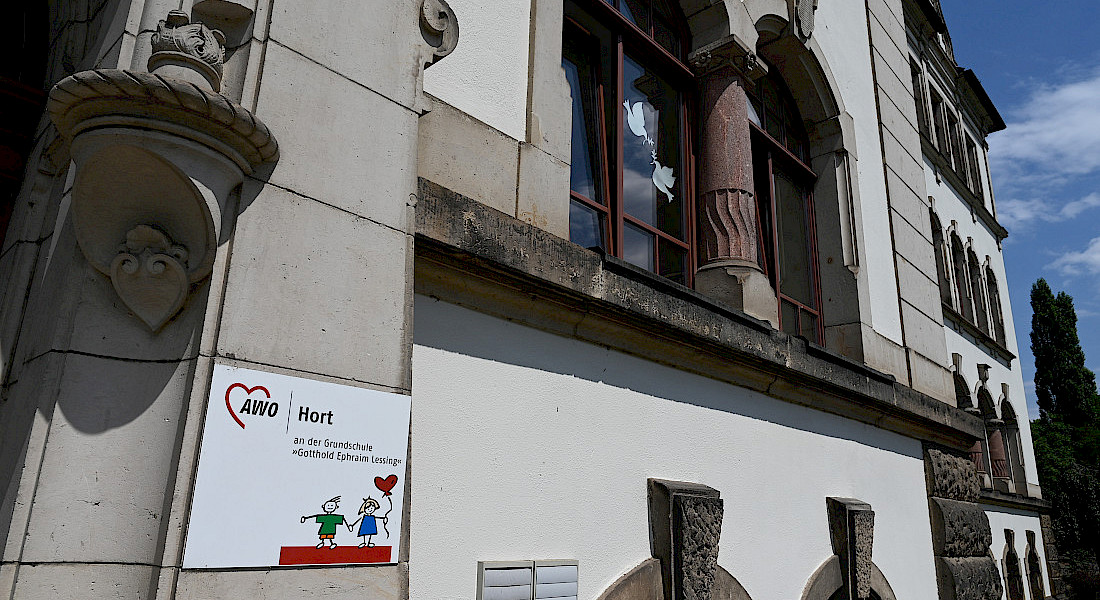 Außenansicht eines Gebäudes mit AWO-Schild und Aufgang.