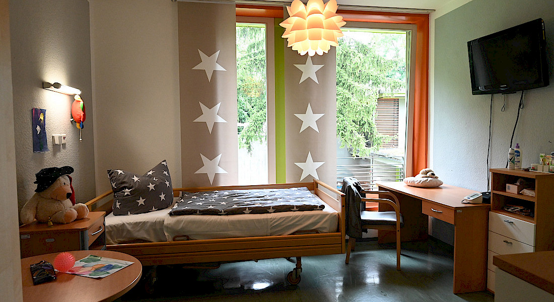 Blick in ein gemütliches Zimmer mit freundlicher Beleuchtung.