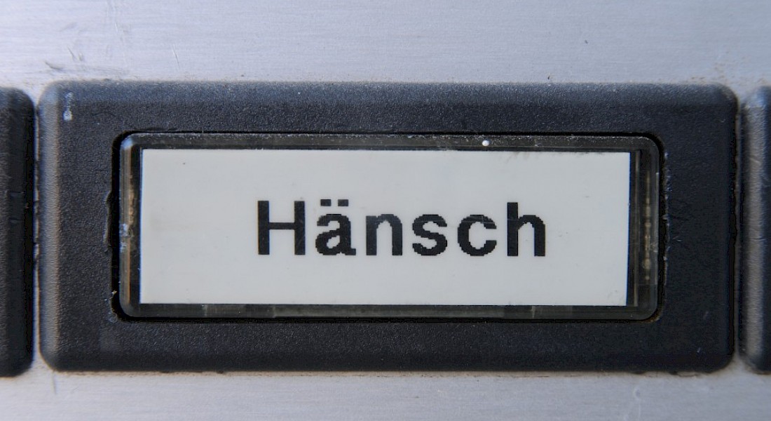 Ein Klingelschild mit Aufschrift.