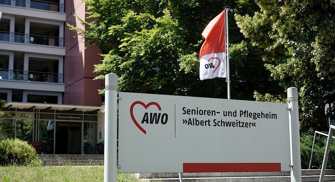 Schild des AWO-Senioren- und Pflegeheims Albert Schweitzer vor dem Gebäude.