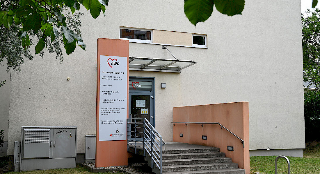 Außenansicht des Eingangs der Beratungsstelle mit Treppenstufen.